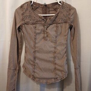 FREE PEOPLE Shell Lace Henley T-shirt Top XS Brown Wine Scoop neck Gold Coast LS